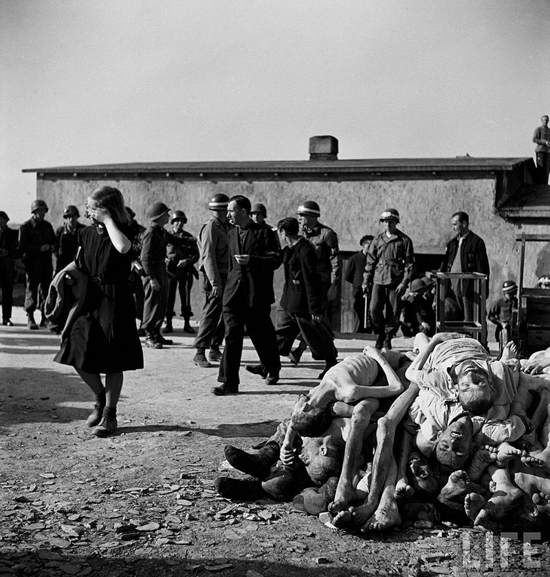Margaret Bourke-White, visite des habitants de Weimar à Buchenwald, avril 1945 (copyright Time-Life)