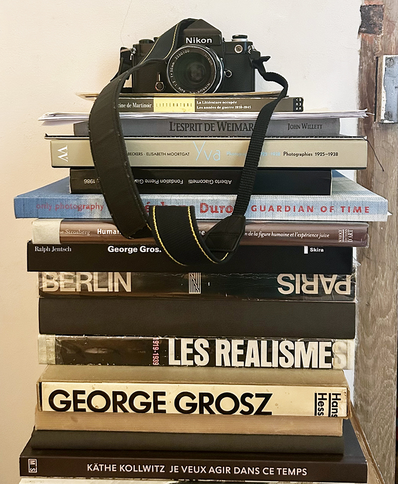 livres et appareil photo
